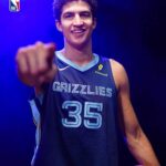 ¡KARIM LÓPEZ HIZO SU ESPERADO DEBUT CON LOS MEMPHIS GRIZZLIES!